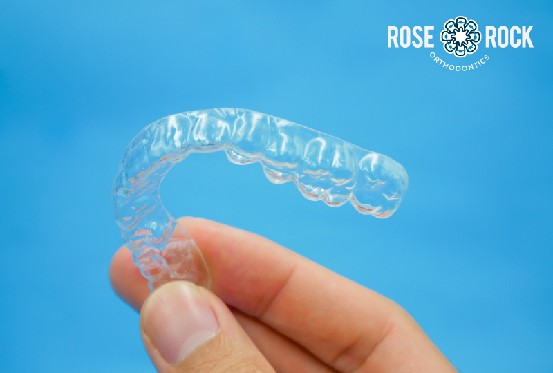 Keeping your clear aligners clean is essential for your dental care and a truly discreet orthodontic treatment